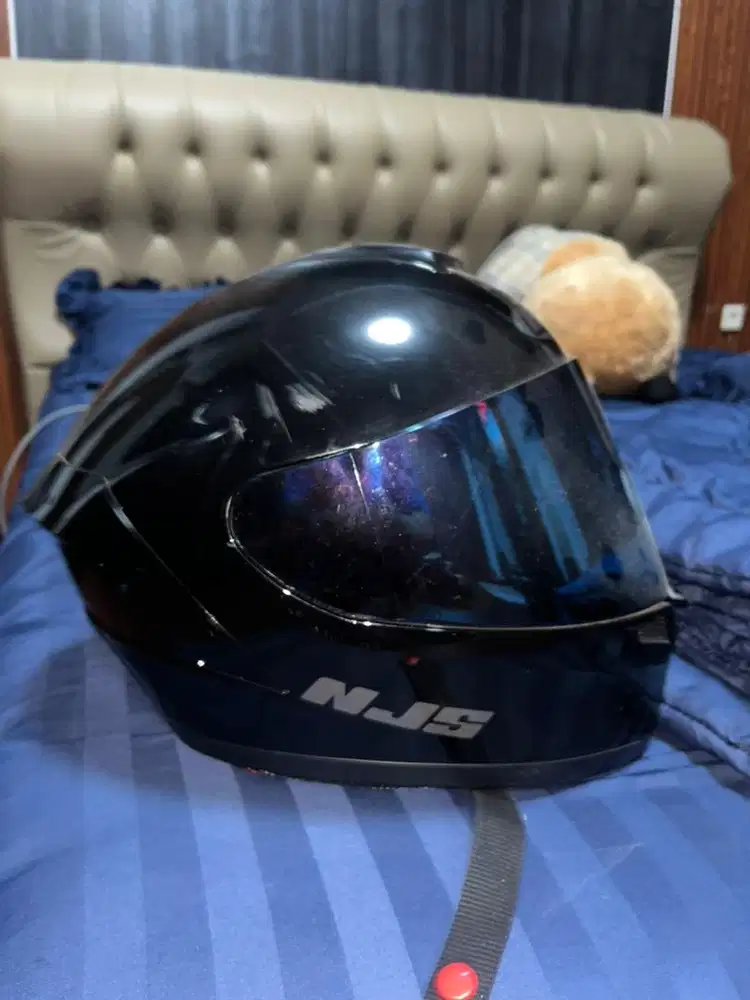 Helm njs warna hitam