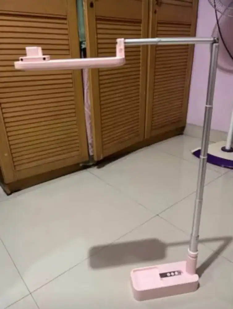 Holder lipat multifungsi dilengkapi dengan lampu