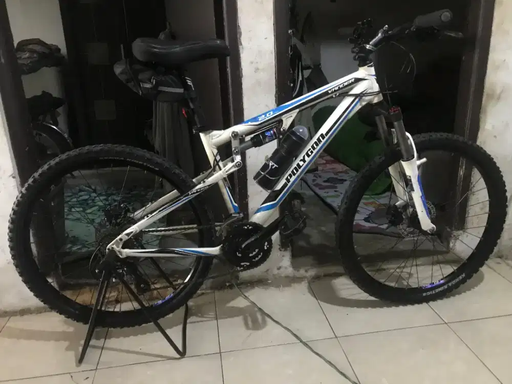 Sepeda DH poligon mantab