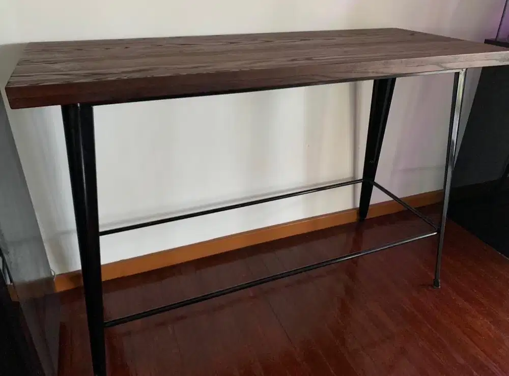Meja bar atau meja tinggi