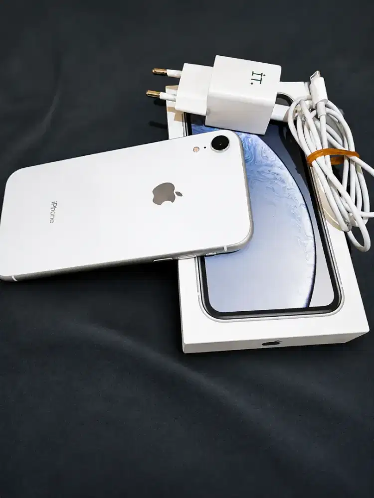 iPhone XR 64GB White Fullset Mulus Face ID On