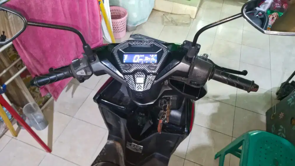 VARIO 125 HITAM
