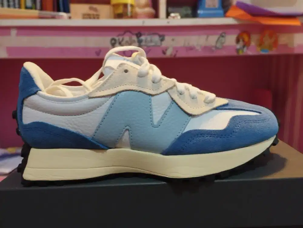 New Balance 327 size 40,5  BNIB