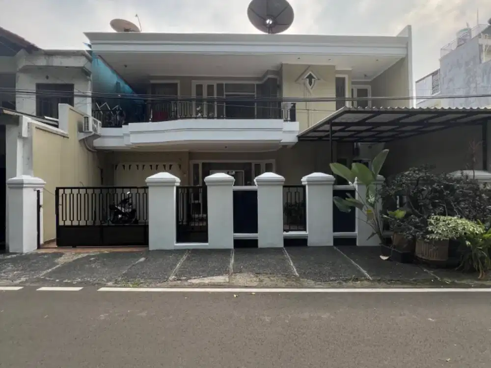Rumah Mewah 2 Lantai Depan Taman di Bendungan Hilir, Pejompongan – 5 KT, Full AC, Lokasi Strategis