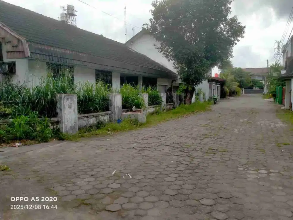 Tanah strategis bonus bangunan di jl Sulawesi dekat kampus UGM, STIM YKPN, & sekolah Al Azhar