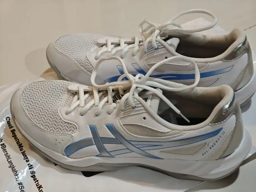 DI JUAL SEPATU BADMINTON ASICS & VICTOR
