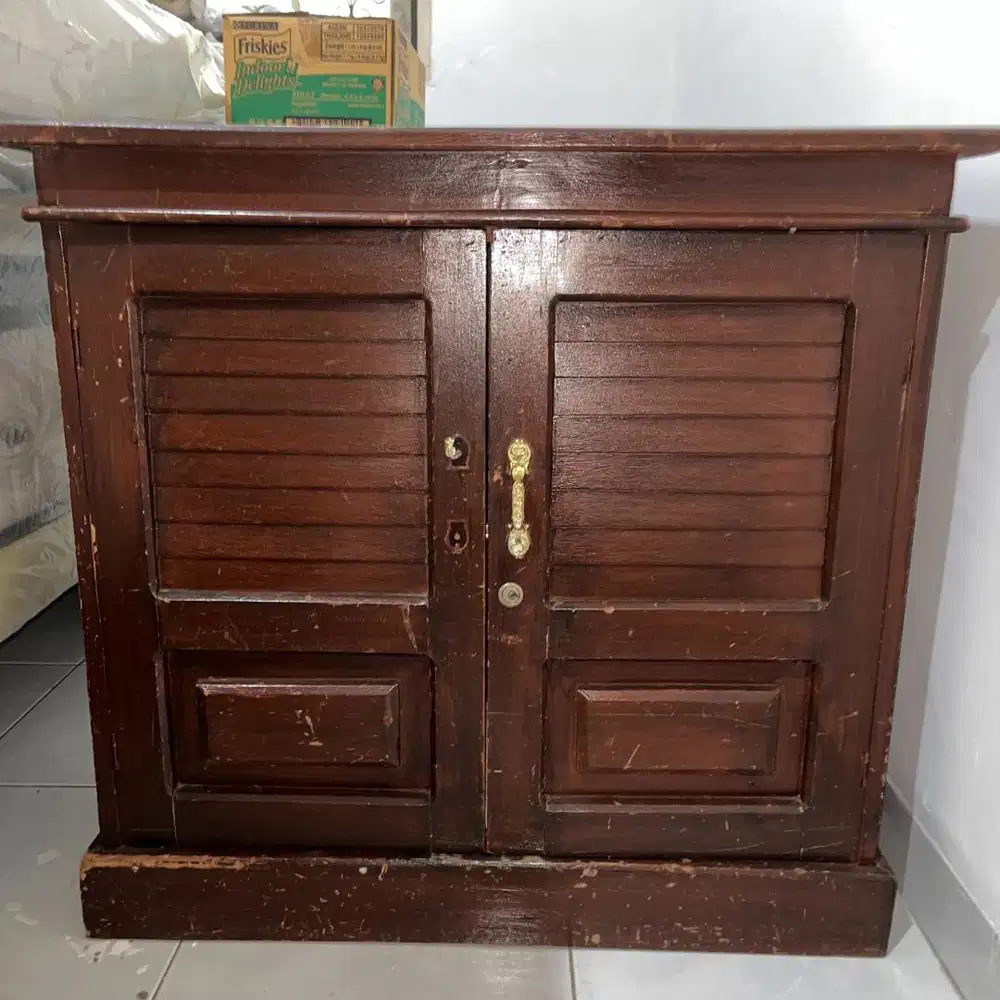 Lemari Kayu Sedang