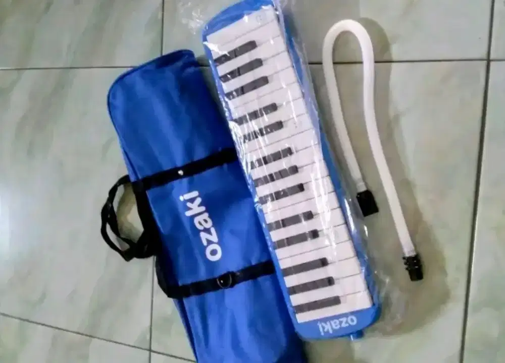 Pianika warna biru