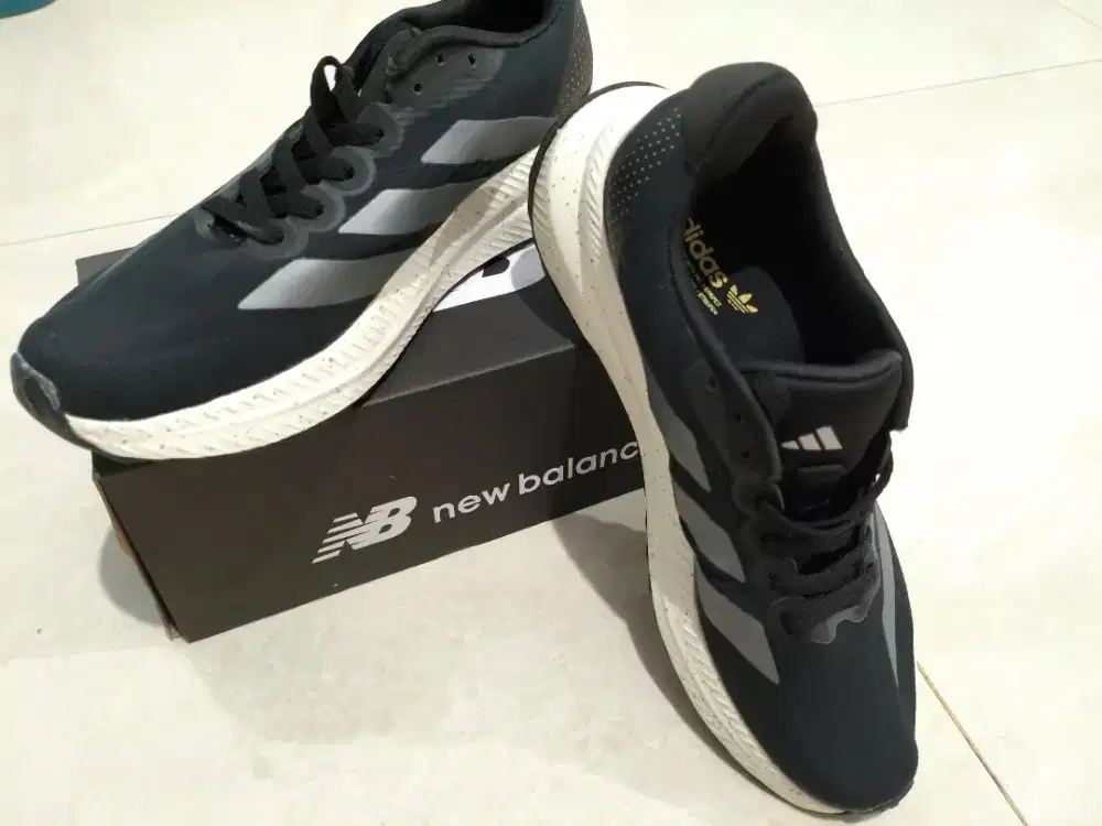Adidas Hitam Putih Running sz 42/26.5
