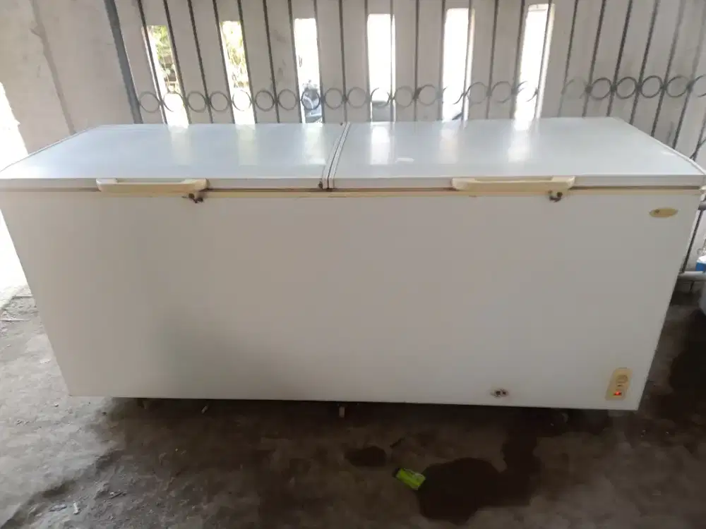 Jual prizer box SANSIO kapasitas 700 liter kondisi normal siap pakai