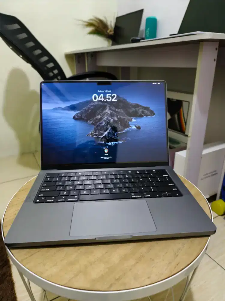 Macbook pro M1 pro 14 Ibox 16gb ssd 512gb fullset mulus istimewa
