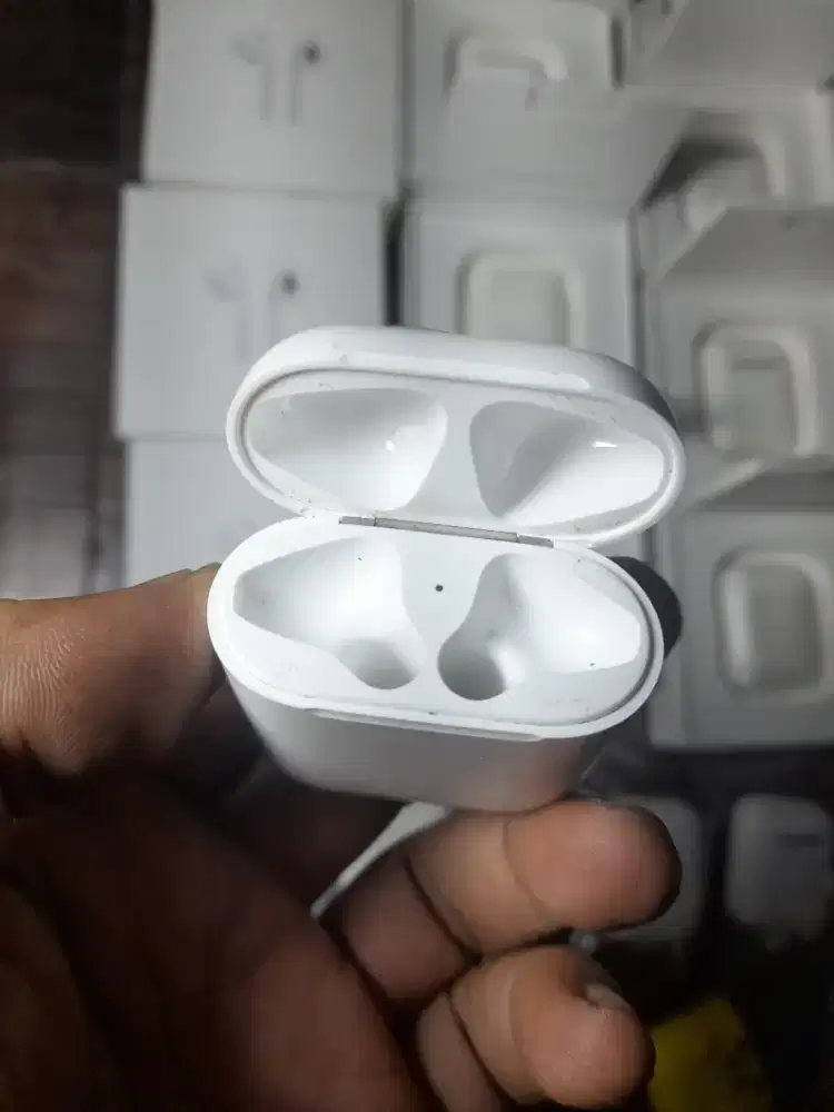Charging case + dus Airpods gen 2 ori ibox