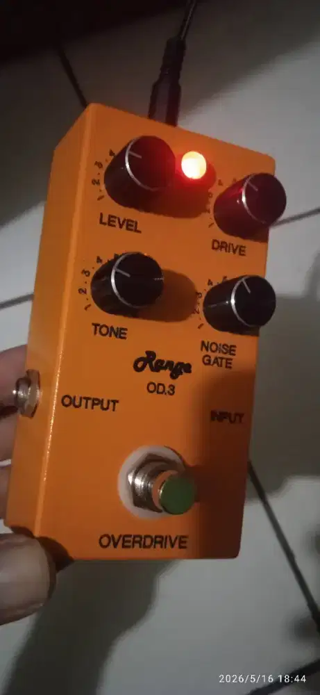 Efek gitar dan adaptor. Normal