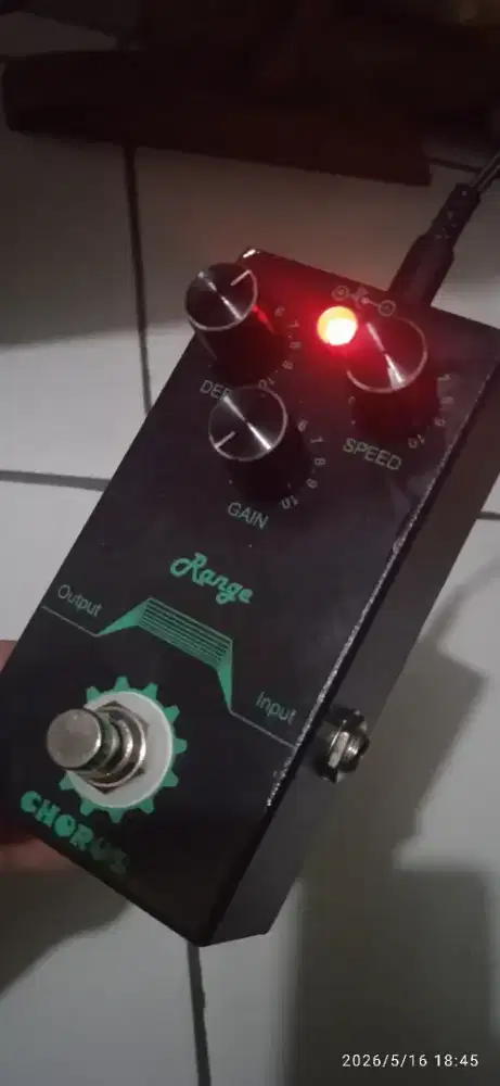 Efek gitar dan adaptor nya. Mulus. Normal