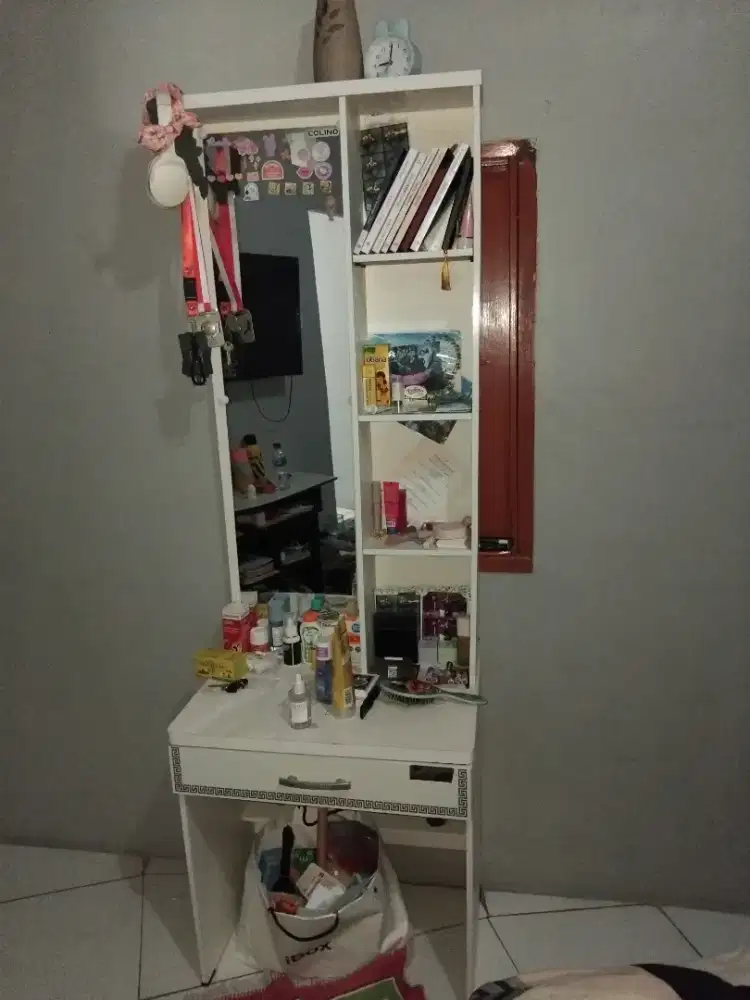 Meja rias plua kaca dan laci