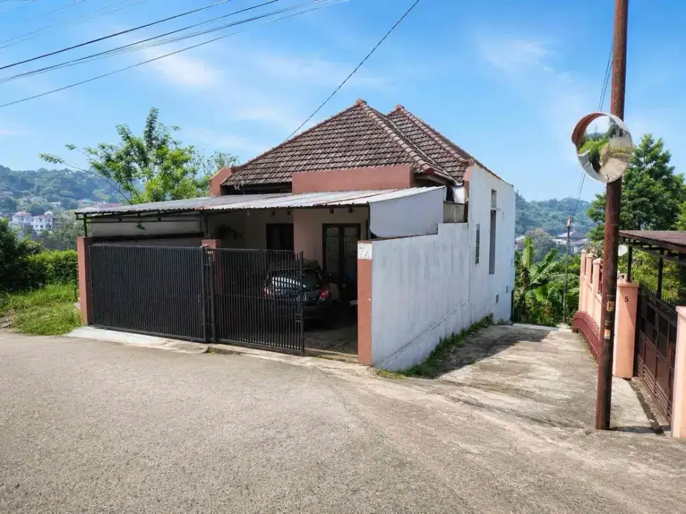 Rumah Luas 2 Lantai Semi Furnished Strategis di Cimeunyan