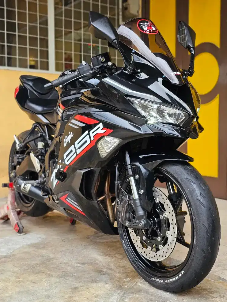 Kawasaki ZX25R / ZX 25R 2022, Black Premium Metalic.