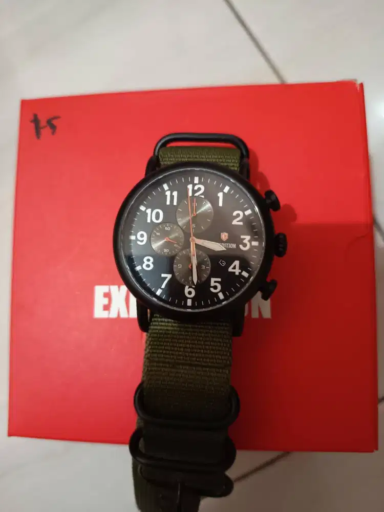 jam tangan pria Expedition tipe E 6645 M dengan tali nilon hijau.