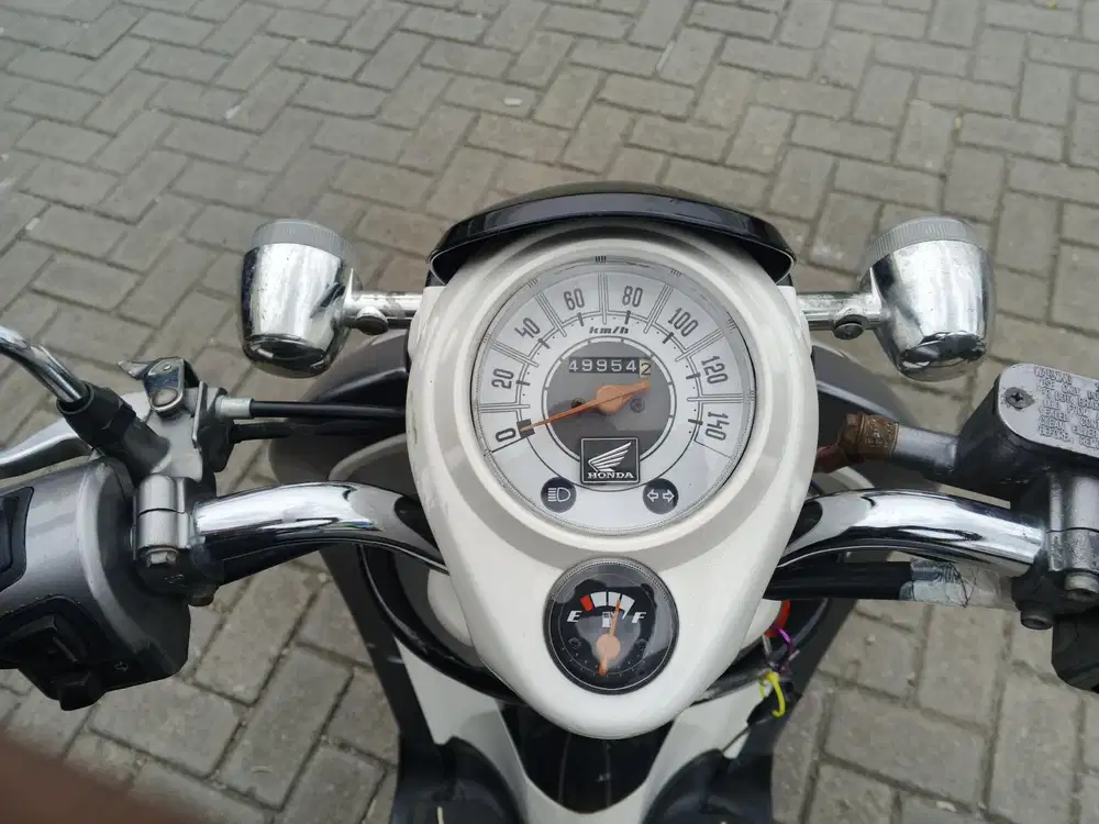Scoopy tahun 2011. Pajak hidup