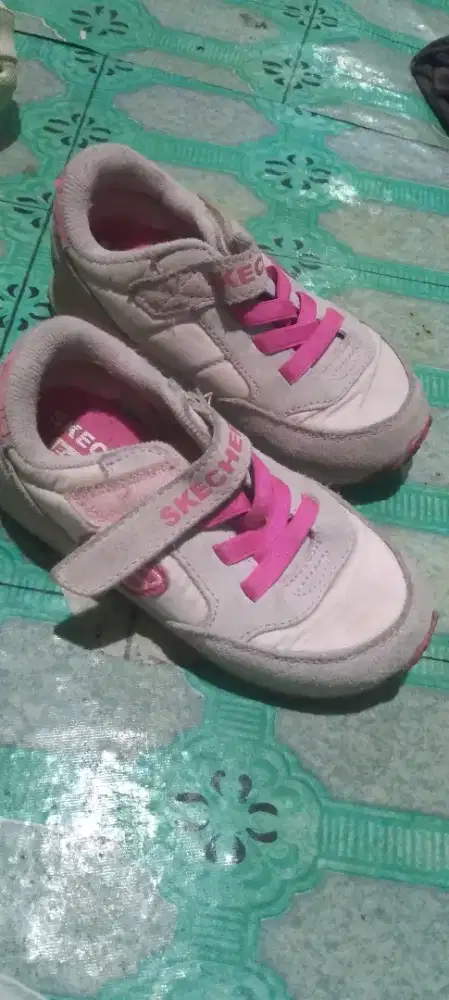 Sepatu anak anak