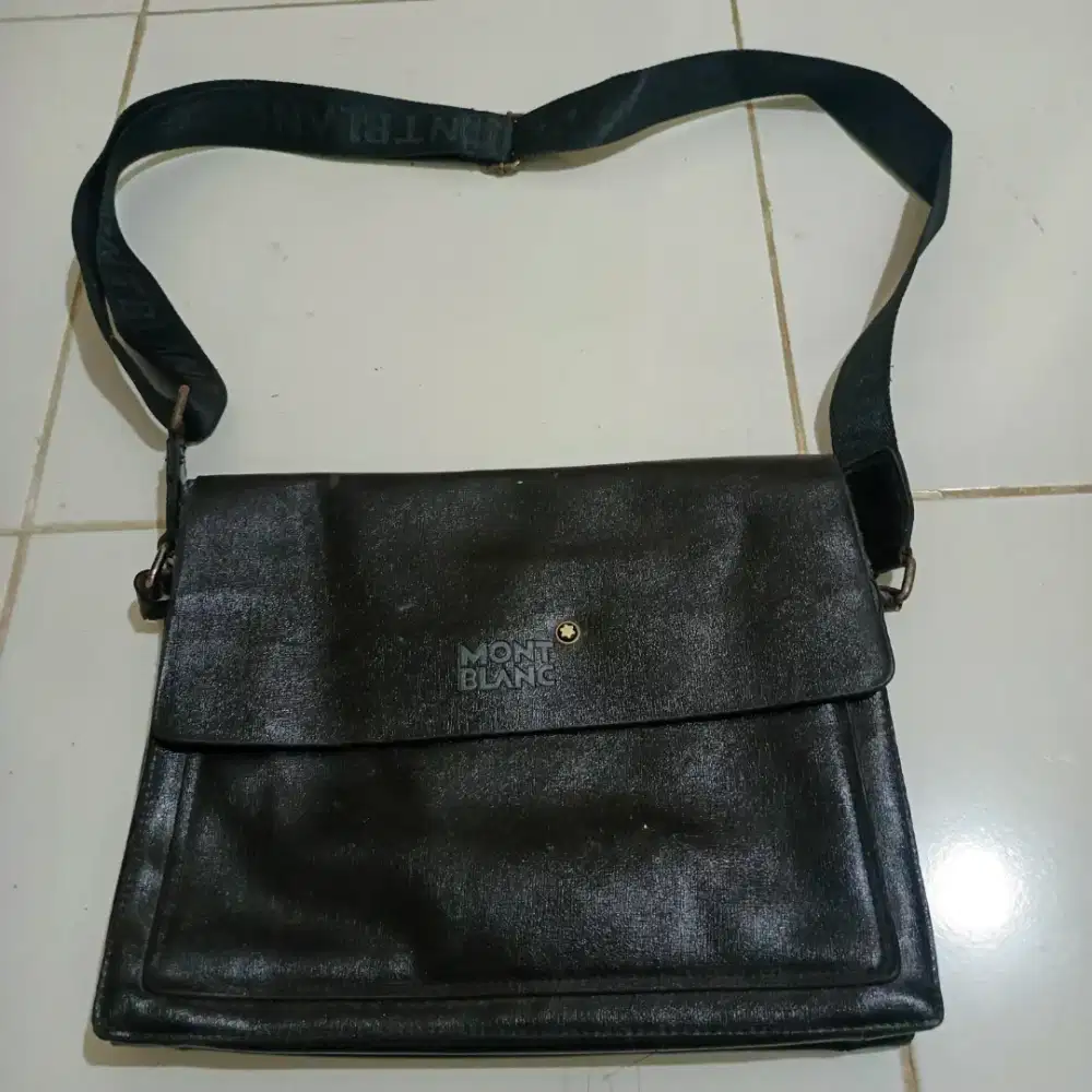 Tas Kulit Selempang bermerk