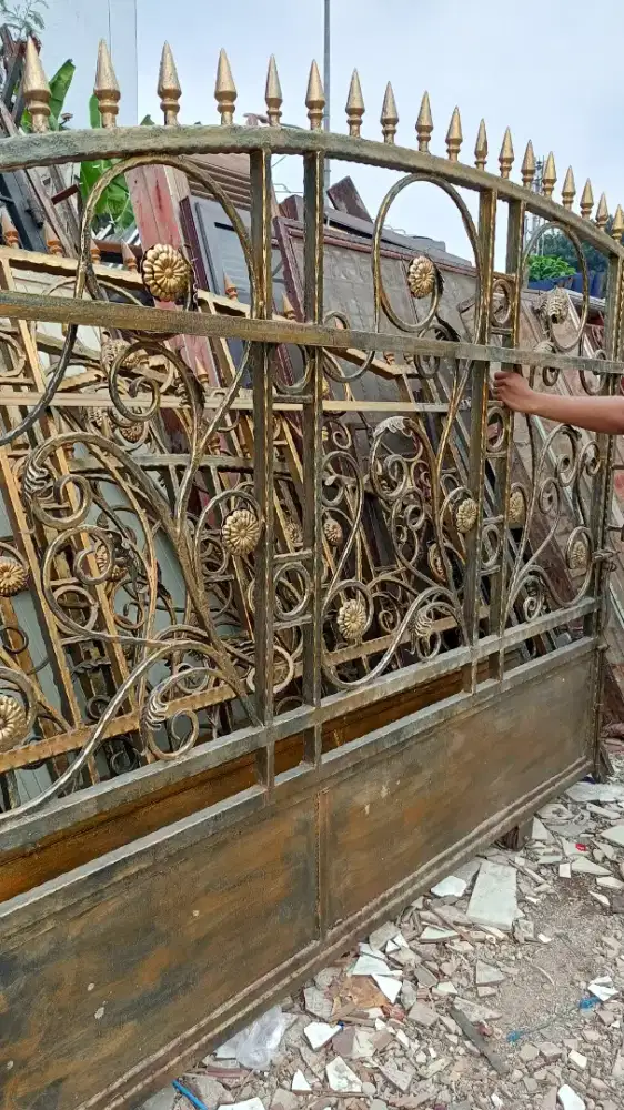 Pintu gerbang dorong besi tempa kokoh antik 190x350 cm
