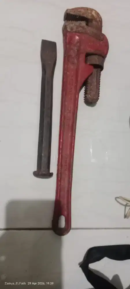 Kunci pipa sama batle beton