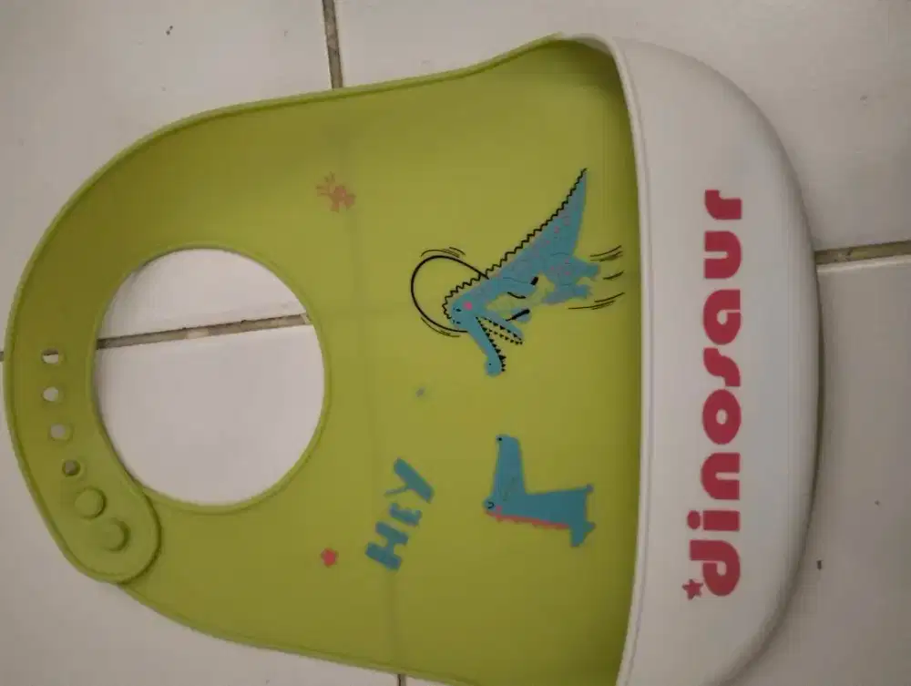 Topi keramas dan celemek makan anak