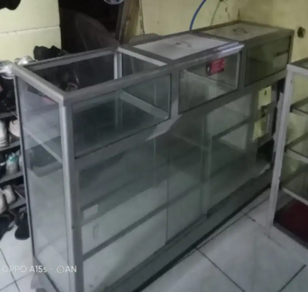 Di jual etalase