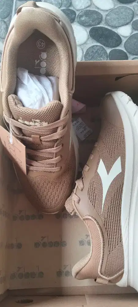 Dijaul Sepatu Diadora size 43, mulus blm pernah dipakai dari beli baru