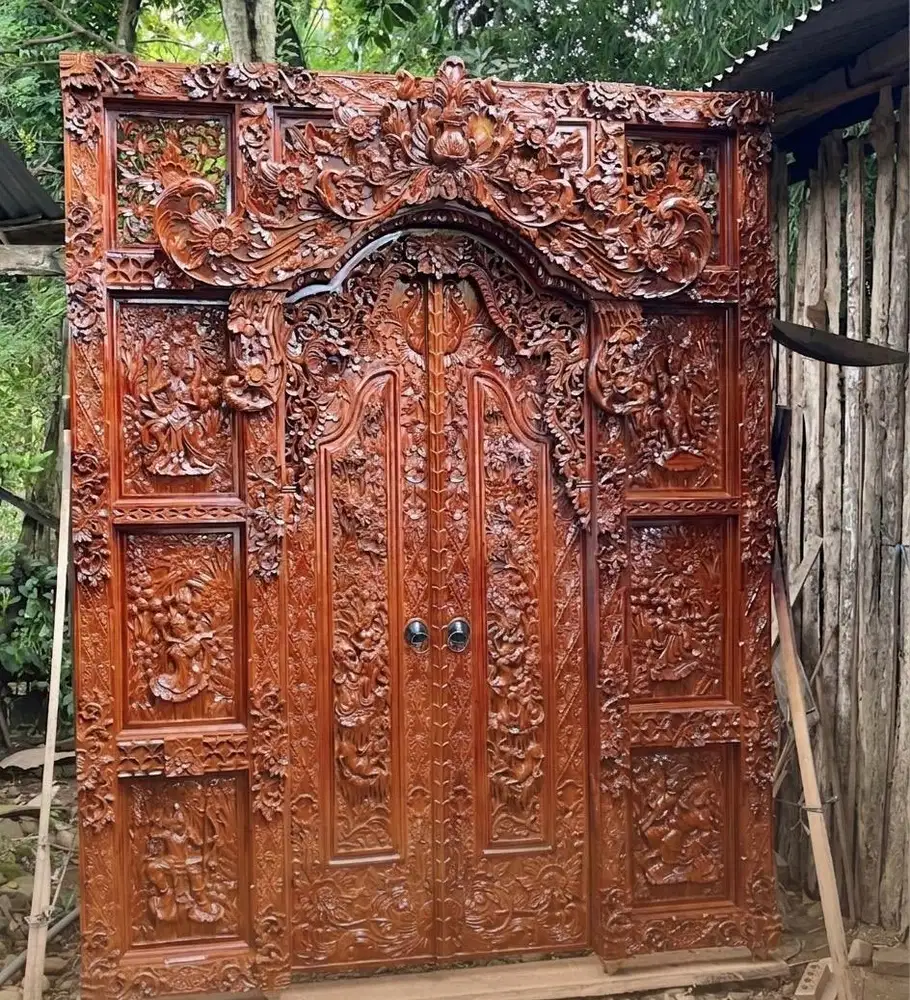 Pintu gebyog full ukir