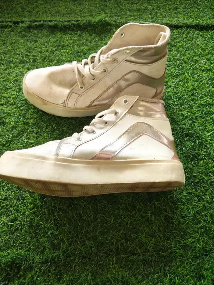 Sepatu perempuan bekas