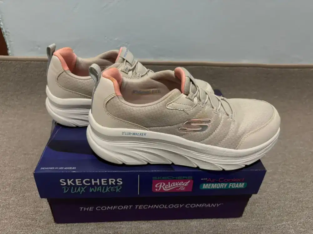 Sepatu Skechers D’Lux Walker