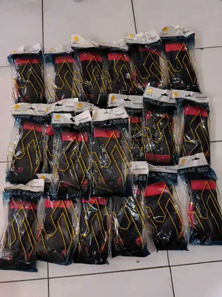 Kaos Kaki Bola Mills Ori Warna Hitam Merah Ukuran Dewasa harga 30k/pc.