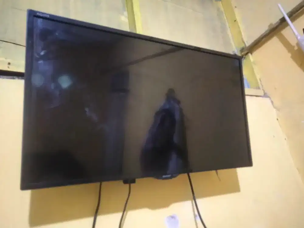 Dijual tv led digital merek Sharp 24 inci kondisi normal siap pake