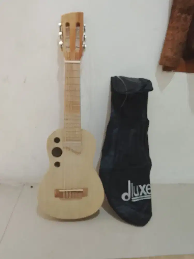 Gitar lele plus sarung