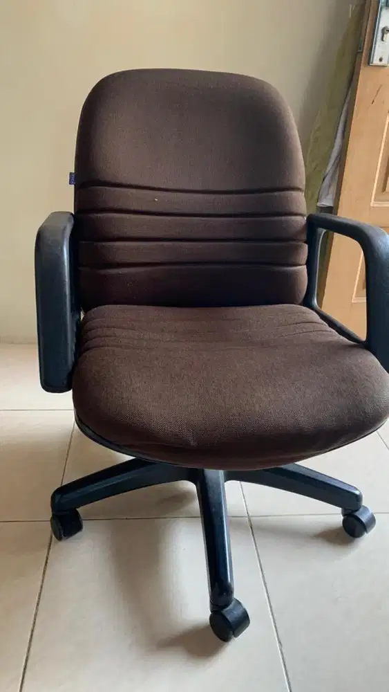Kursi kantor warna coklat