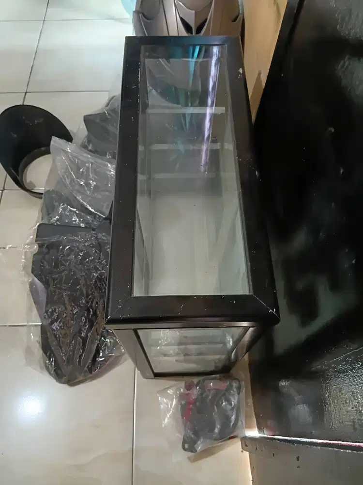 etalase kecil untuk barang barang kecil dan rokok