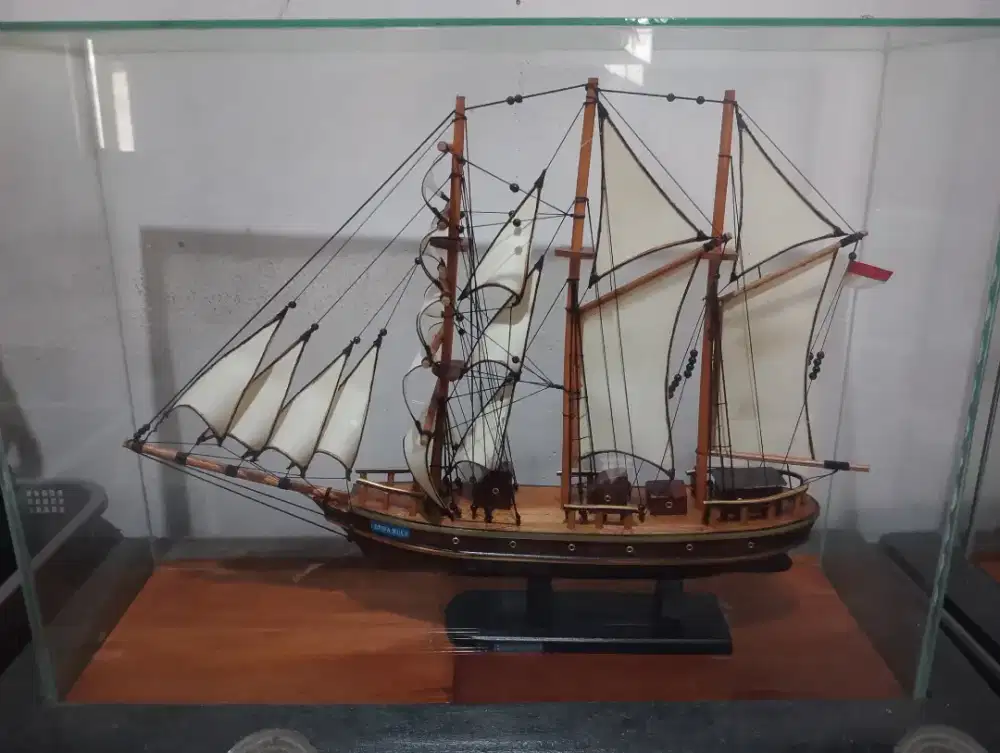 Miniatur Kapal untuk hiasan kantor atau rumah
