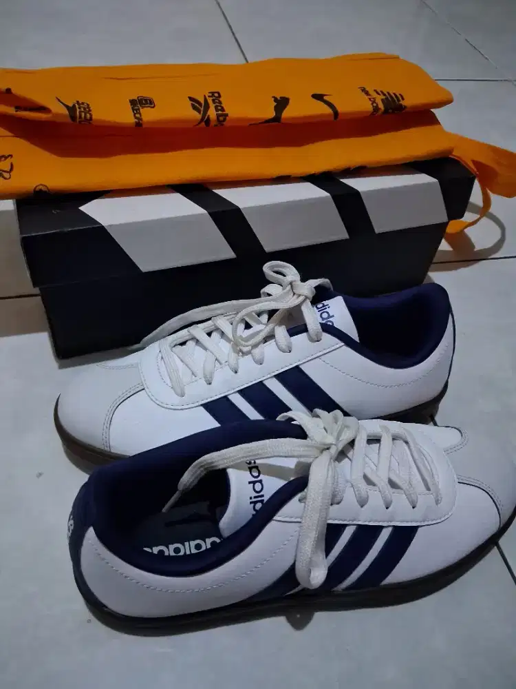 Sepatu Adidas Warna Putih