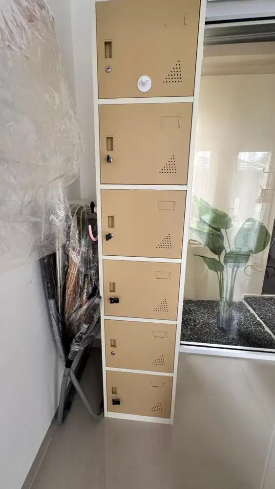 Lemari kabinet besi