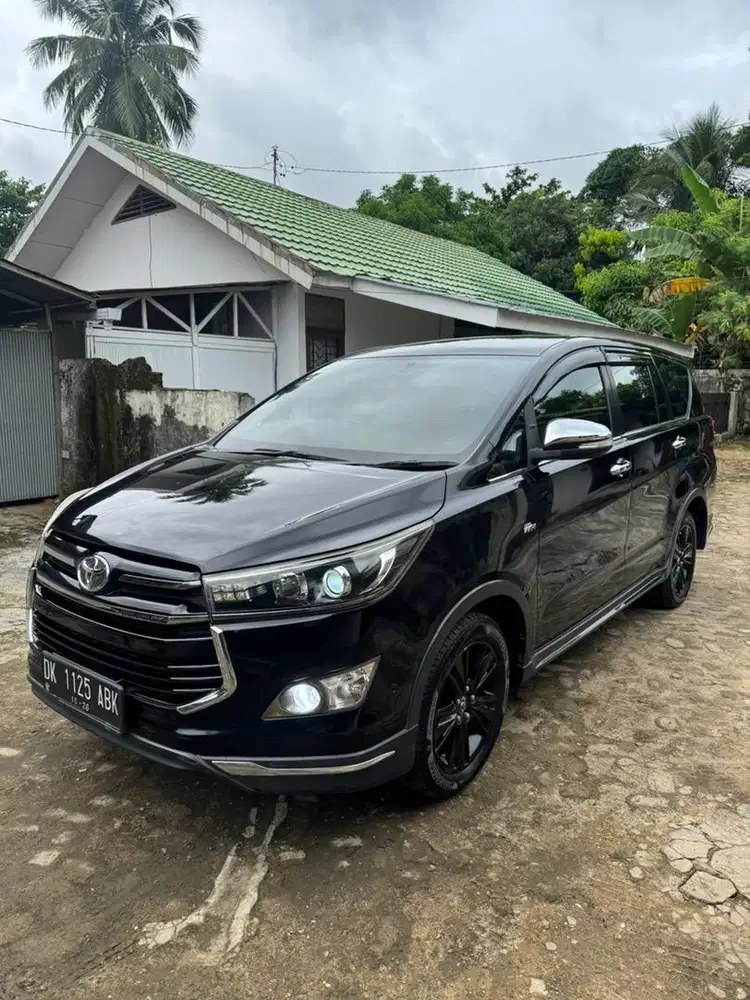 Dijual Toyota Innova Reborn Venturer AT 2017 Hitam