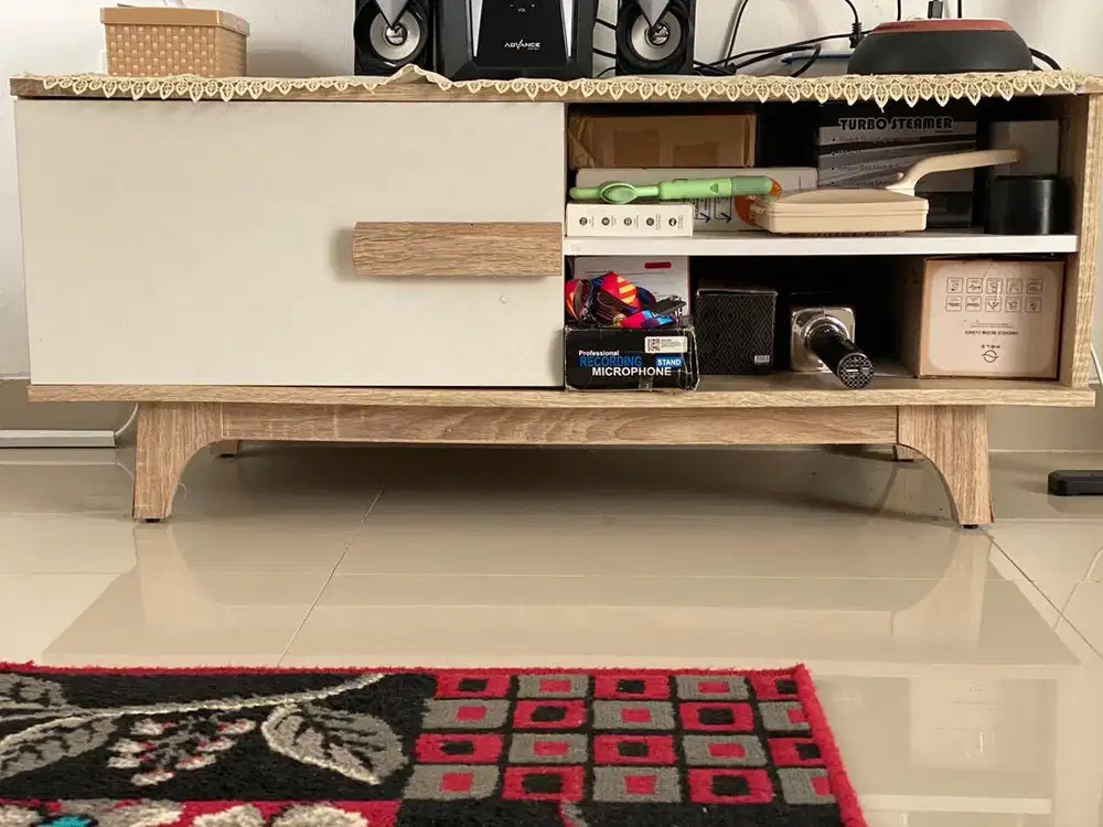 Meja TV Putih Krem