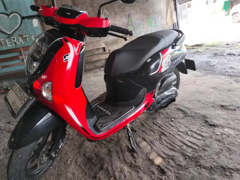 Scoopy 2025 merah hitam