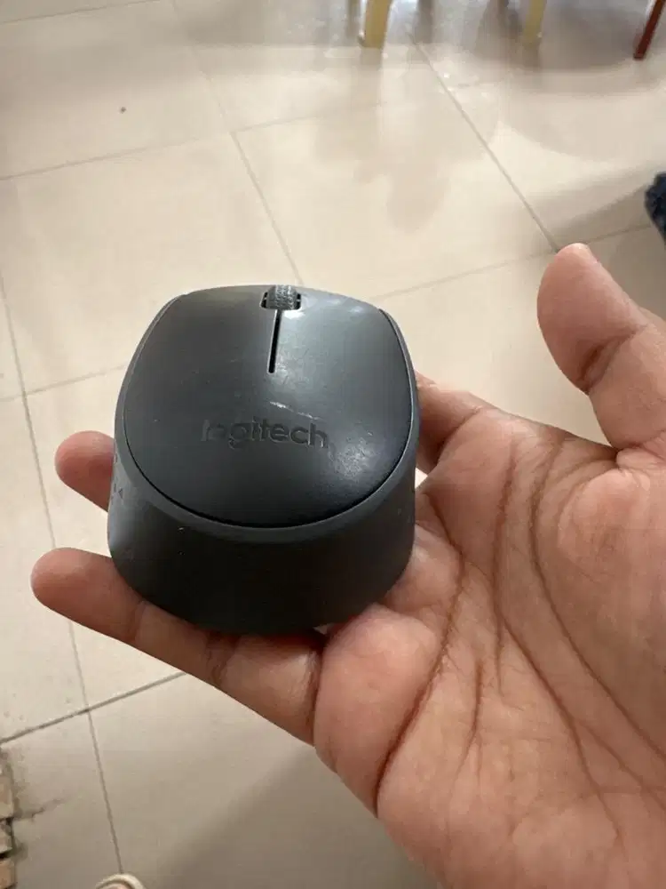 Mouse logitec warna hitam