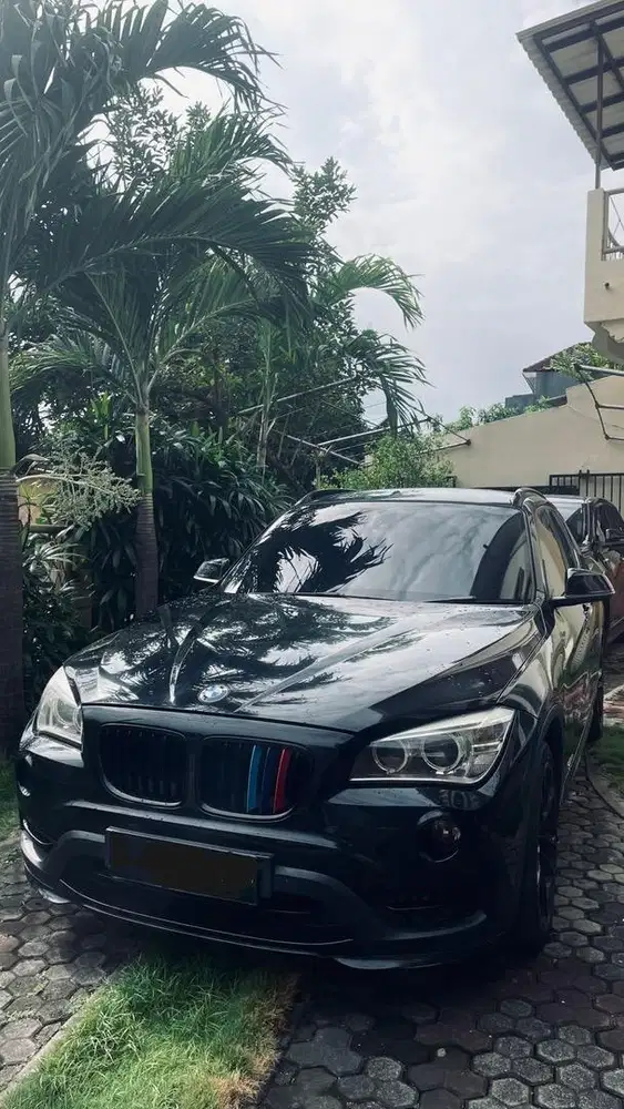BMW X1 sDrive18i (warna hitam, bensin, AT, rakitan 2015)
