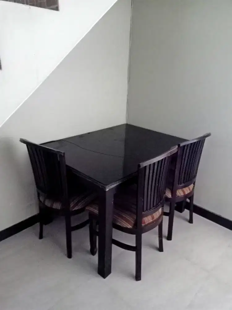 Meja makan kayu jati