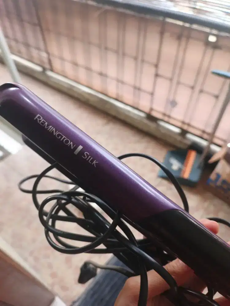 Pelurus rambut Remington seri Silk Ceramic Ultra.