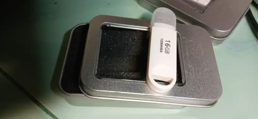Flashdisc merk toshiba 16 gb kondisi baru