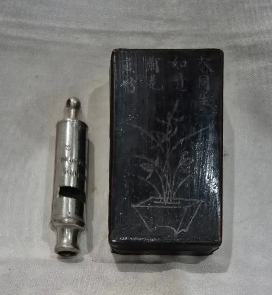 paket kotak cina dan peluit polisi jaman belanda antik